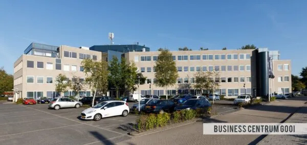 Kantoorgebouw Business Centrum Gooi aan de Baarnsche Dijk met parkeerplaatsen op de voorgrond.